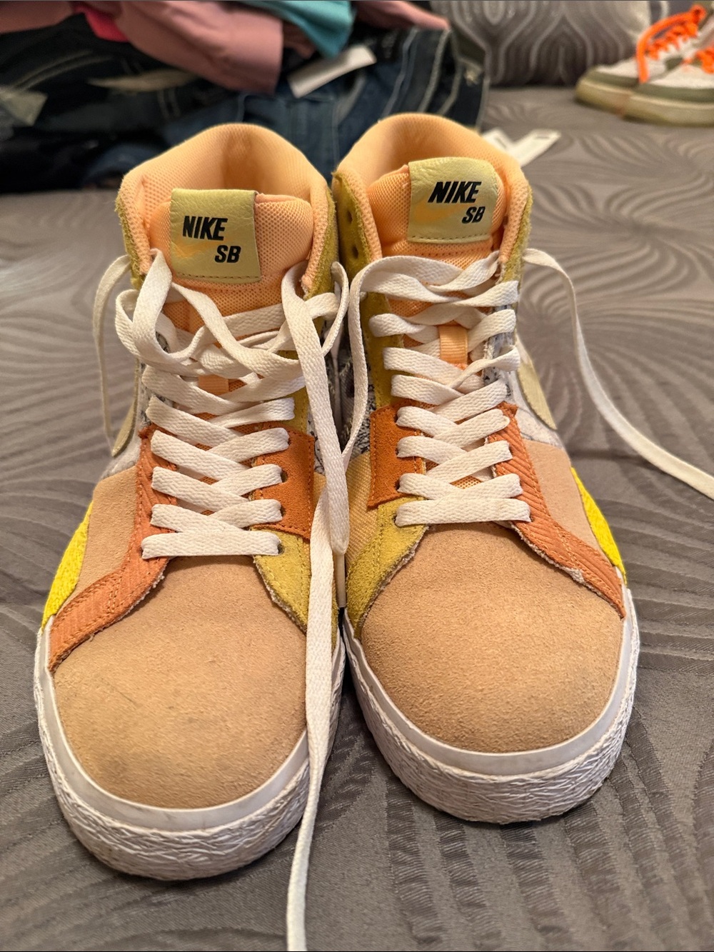 Nike air zoom Yellow & Peach High-Top Sneakers with Patterned Heel - Picture 4 of 7
